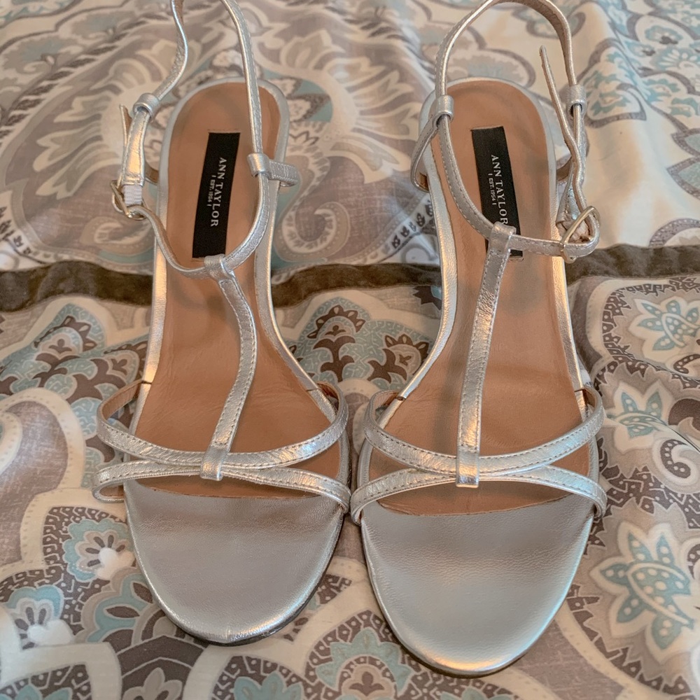 Ann Taylor Camille Silver Strappy Sandal 6 EUC
